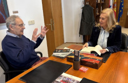 Alberto Cuartas dona una antolog&iacute;a de medio siglo de art&iacute;culos a la biblioteca del Parlamento