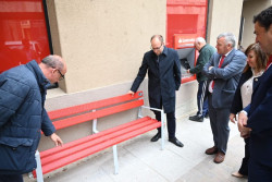 Banco Santander recicla 1,5 millones de tarjetas en mobiliario urbano