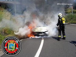 Bomberos de Santander extinguen el incendio de un veh&iacute;culo en la S-10