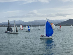 Con una tirada marcada por la inestabilidad del viento comenz&oacute; el XVI trofeo Presidente de Cantabria para las clases Crucero y J80.