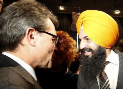 Cu&aacute;ndo las barbas del vecino veas cortar, echa las tuyas a remojar...