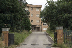 Dos de los doce edificios del complejo de Parayas ser&aacute;n demolidos y el resto se rehabilitar&aacute;n