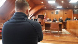 El acusado de abusar de una joven tras una fiesta en su casa no declara y ella ratifica la denuncia