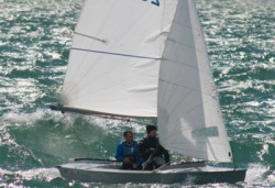 El Chiqui IV patroneado por Enrique Garc&iacute;a de Soto con Luis Abarca y Roberto Lia&ntilde;o de tripulantes se hace nuevamente con la Copa Gallo. 