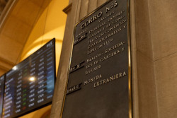 El Ibex 35 se mantiene al alza en la media sesi&oacute;n, con la mayor&iacute;a de los valores en positivo