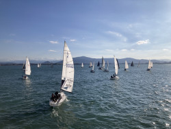 El nordeste de entre 10 y 15 nudos proporcion&oacute; una magnifica tarde de regatas al crucero santanderino.