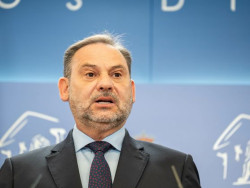                                    Jos&eacute; Luis &Aacute;balos.  Mariano Cabrero B&aacute;rcena es escritor