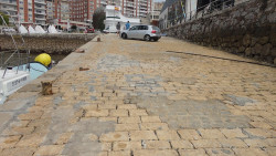 La Autoridad  Portuaria arregla las rampas de Puerto Chico como "Pepe Gotera y Otilio", chapuzas a domicilio