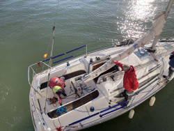 La inestabilidad del viento, y la fuerte marea, reventaron al tirada del crucero Santanderino