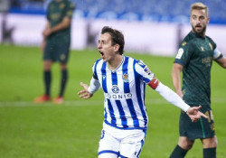 La Real Sociedad se viste de l&iacute;der y el Granada sigue su festival