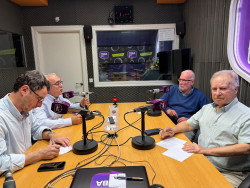 La tertulia de Claudio Acebo, y el mu&ntilde;idor  Pedro Hernando.    Carlos Magdalena