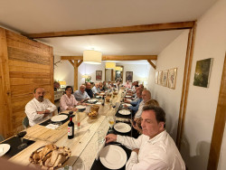 La tribu de la tertulia de Claudio Acebo se re&uacute;ne para comer.   Carlos Magdalena