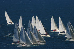 Las tripulaciones del Fredo la Estrella del Norte, con doblete, y del Wally se repartieron las victorias en la tirada del J80 santanderino.