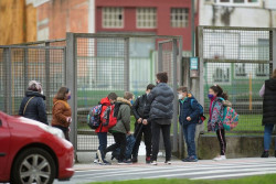  Los brotes en colegios apenas descienden en la &uacute;ltima semana, mientras en el resto de &aacute;mbitos bajan un 27%