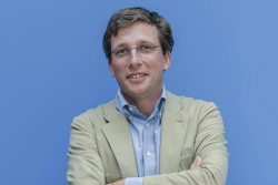 Los burros nunca tropiezan en la misma piedra.   Por Pedro Arce