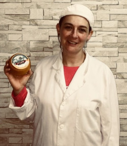 M&ordf; Trinidad Besoy, una quesera comprometida, por Pedro Arce D&iacute;ez