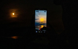  M&aacute;s de un centenar de c&aacute;ntabros disfrutan del eclipse desde la bah&iacute;a de Santander
