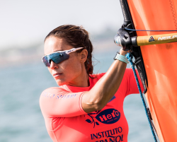 Pilar Lamadrid  es primera seguida de su compa&ntilde;era de club y representante espa&ntilde;ola para los JJ.OO. de Tokio en RS:X Blanca Manch&oacute;n, 