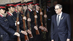 S&aacute;nchez se lleva un ejercito de 1000 polic&iacute;as, "cual ejercito invasor", para que le defiendan en Barcelona.