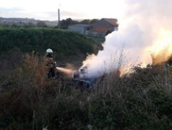 Sofocado un incendio en un veh&iacute;culo junto al acceso a Ajo despu&eacute;s de sufrir un accidente