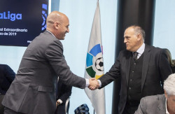 Tebas: "No tendr&iacute;amos que tener problema para jugar los lunes, espero la sensibilidad de la Federaci&oacute;n"