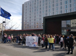 Un centenar de limpiadoras de Valdecilla se concentra contra la adjudicataria por "sobrecarga" de trabajo