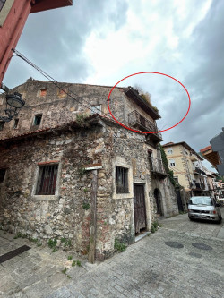 Unidos x Laredo alerta del deterioro de una cornisa en la calle Ruamayor y exige medidas para proteger a los peatones